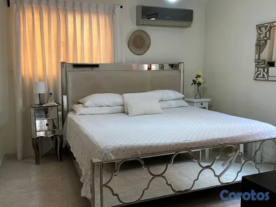 Vendo espaldar y mesa de cama king de Ilumel usada 