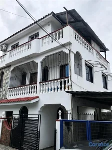 Edificio con 5 apartamento 