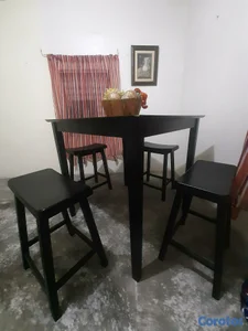 Comedor negro con 4 bancos
