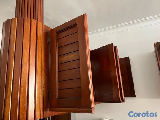 muebles y colchones - vitrina/gabinete aéreo de caoba con puertas de cristal, como nuevo  3