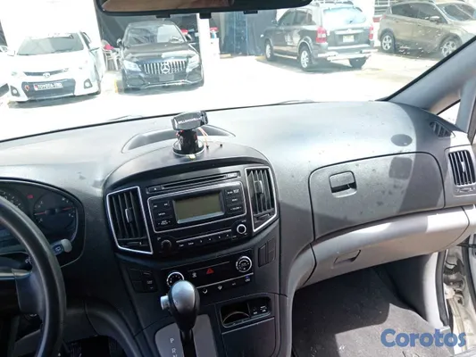 jeepetas y camionetas - Hyundai H1 2016 blanca 11