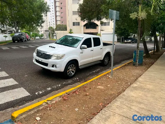 jeepetas y camionetas - Toyota hilux 2014 3