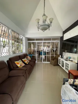 casas - vendo casa avenida Independencia KLM 9 dos niveles tres habitaciones con baño  2