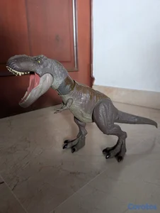 Jurassic World Dinosaurio T-Rex Pisa y Ataca Figur