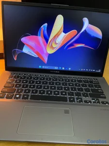 asus vivibook, 8 memoria ram, 256 de almacenamiento y procesor AMD ryzen 3 
