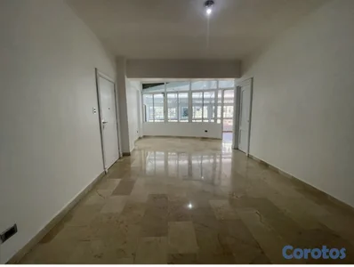 Apartamento en alquiler de tres habitaciones y dos parqueos techados