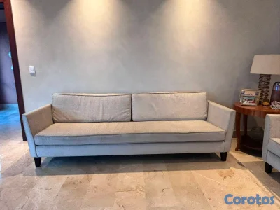 Elegantes y cómodos sofás de líneas modernas, tapiz