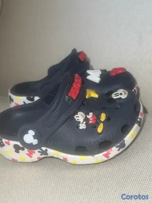 ropa y zapatos - Crocs originales micky mause con sus pines  3