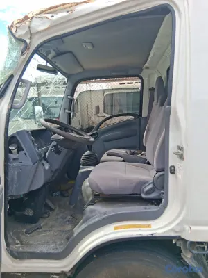 camiones y vehiculos pesados - camión ISUZU NPR 2023 pequeño choque en el paral de la puerta ,funcional  4