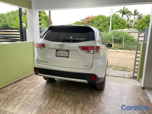 carros - Se vende Toyota Highlander XLE 2014, color blanco, una SUV amplia. 2