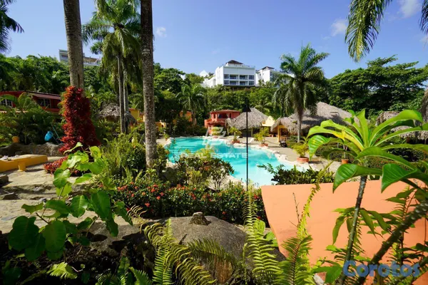 casas vacacionales y villas - Villa en residencial con frondoso Jardín con vistas increíbles 2
