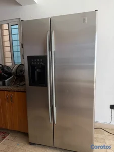 Nevera GE Profile con dispensador de agua y hielo.