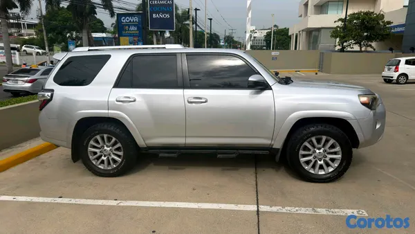 jeepetas y camionetas - Toyota 4runner sr5 2014 3