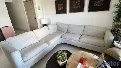 Sofá gris en forma de L (tela tipo lino)