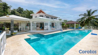 Villa Privada con Piscina infinity y Terreno Extenso