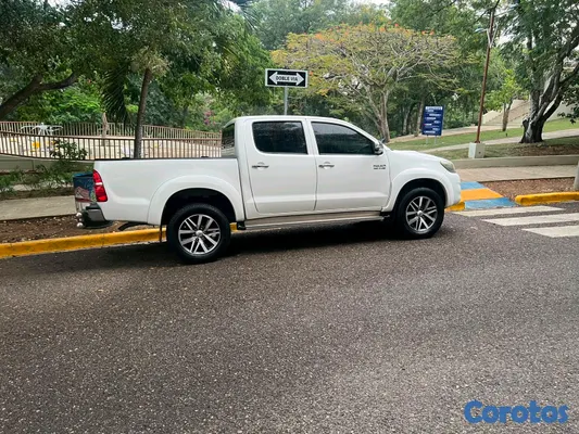 jeepetas y camionetas - Toyota hilux 2014 4