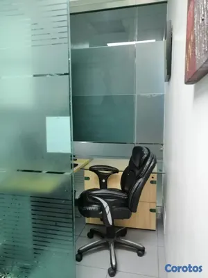 oficinas y locales comerciales - ALQUILO EN MALECON CENTER ESPACIO DE OFICINA  UN ESCRITORIO Y SILLA SECRETARIAL 8