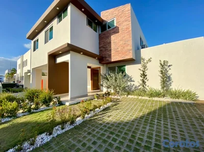 Se vende casa de dos niveles en Ciudad Modelo