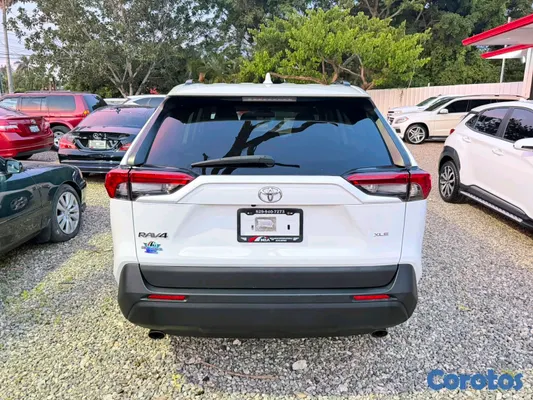 jeepetas y camionetas - Toyota rav4 2020 xle clean carfax  3