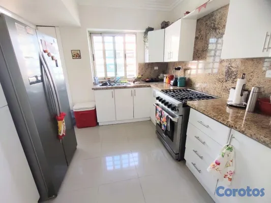 apartamentos - vendo Evaristo Morales tercer nivel tres habitaciones con su baño dos parqueos  10