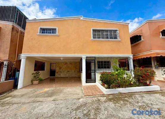 casas - Casa de 2 niveles en venta en Villa Aura 10