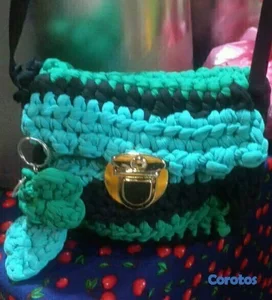 VENDO CARTERA TEJIDA A MANO, IEDAL PARA REGALAR