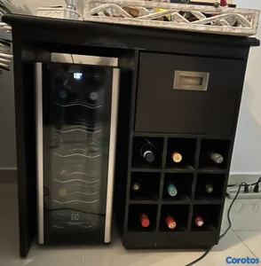 Hermoso Mueble en Caoba, caben 18 vinos