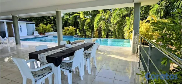casas vacacionales y villas - EN VENTA | Villa de lujo rodeada de naturaleza en  8