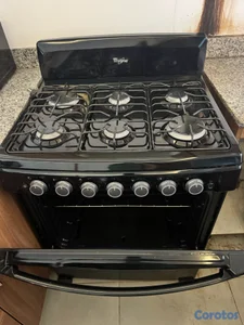 Estufa Whirlpool negra de 6 quemadores con horno