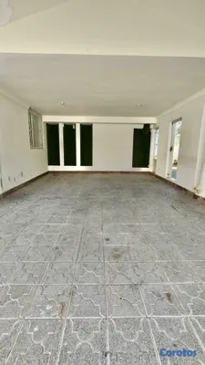 casas - Casa de dos niveles ubicada en el exclusivo sector 8