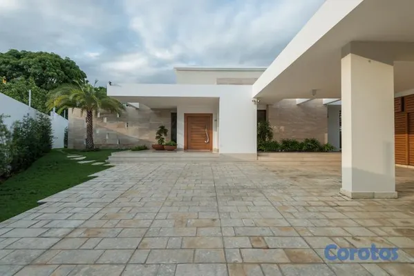 casas - ¡Amplia y Moderna Casa de un Solo Nivel con Piscina en Los Cacicazgos! 2