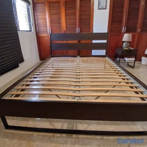 CAMA QUEEN  DE IKEA (SIN COLCHON) Y MESITA DE NOCHE INCLUIDOS RD$19,500.00