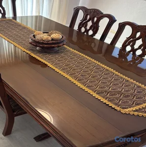 Comedor de 6 sillas en material de caoba con tope de cristal 