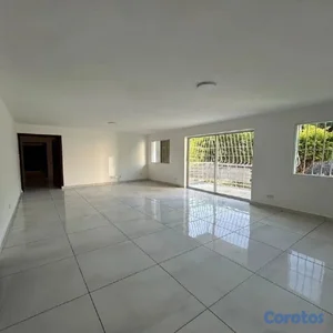 Av. Independencia. 4to piso, 3 habitaciones, 2 bañ