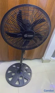 Abanico de pedestal GIANT PERFECT parrilla plastica 18P