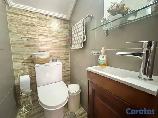 casas - Casa de Dos Niveles en Residencial Las Colinas de  2