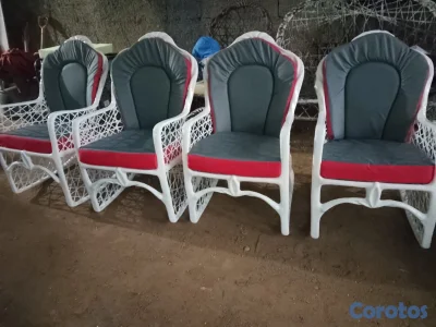 se vende juego de mesedora de fibra de vidrio blanco y caoba