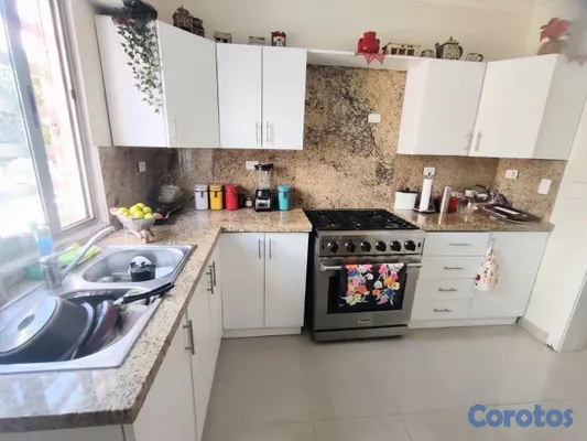 apartamentos - vendo Evaristo Morales tercer nivel tres habitaciones con su baño dos parqueos  9