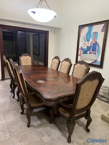 Comedor de madera importada con 8 sillas – RD$55,000