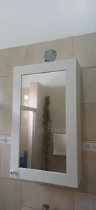 Gabinete de baño con espejo IKEA modelo Enhet, imp