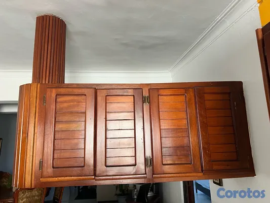 muebles y colchones - vitrina/gabinete aéreo de caoba con puertas de cristal, como nuevo  2