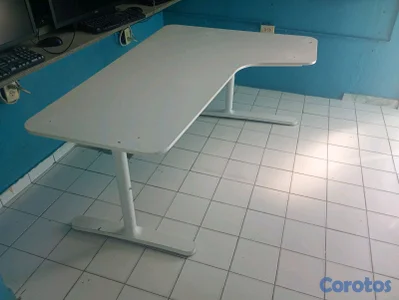 Escritorio, Tipo L, Bekant de Ikea.