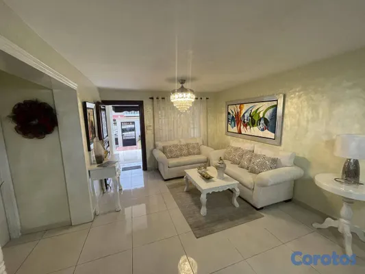 casas - Casa de 2 niveles en venta en Los Jardines 10