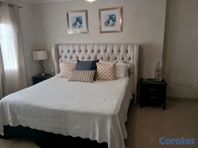 PROPIETARIOS ALQUILAN HERMOSO APARTAMENTO EN LAS PRADERAS CENTRO.  AMUEBLADO.