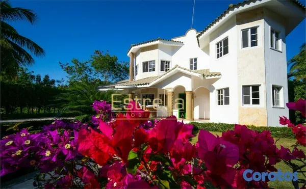 casas vacacionales y villas - Villas en venta de 4 a 6 habitaciones de dos niveles ubicado en Juan Dolio     2