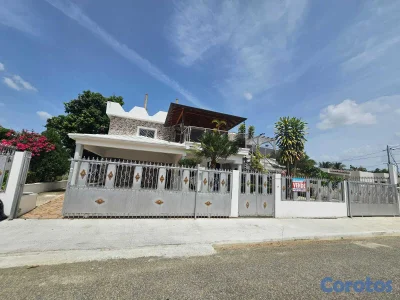Casa de 2 viviendas independientes en Venta en San