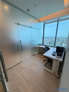dos escritorios de oficina en blanco , se ven por separado o juntos 