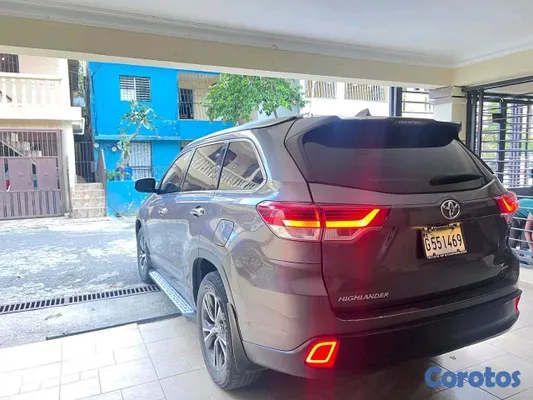 jeepetas y camionetas - Toyota higlander xle 2019 4