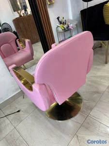 Dos sillones de salón de belleza y una peinadora 