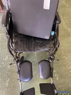 Salud y Equipamiento Médico - silla de ruedas negra, moderna  4